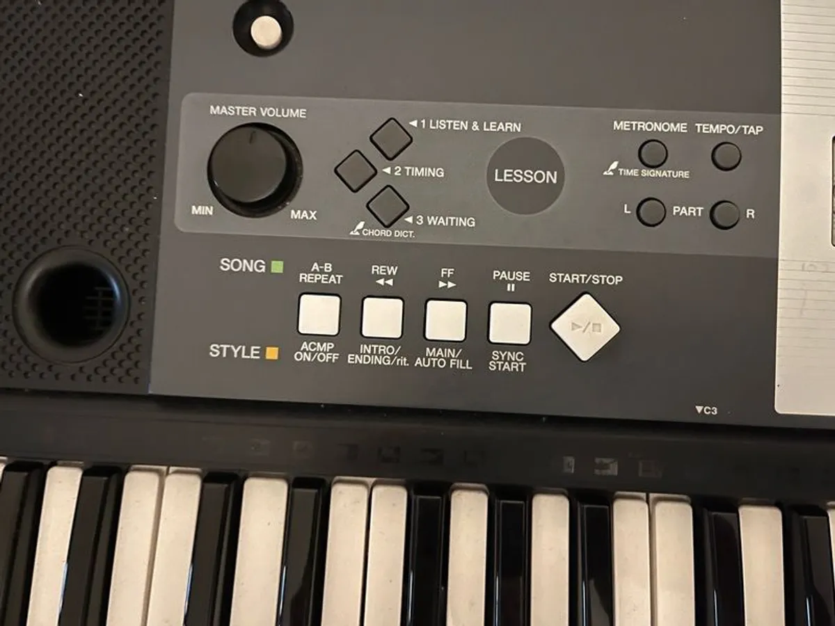 Yamaha PSR-F51 Keyboard with Stand - Excellent Condition - Image 1