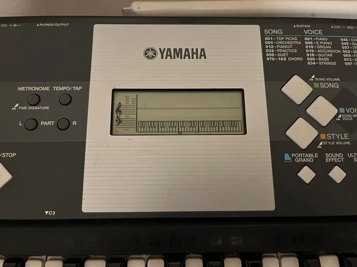 Yamaha PSR-F51 Keyboard with Stand - Excellent Condition - Image 2