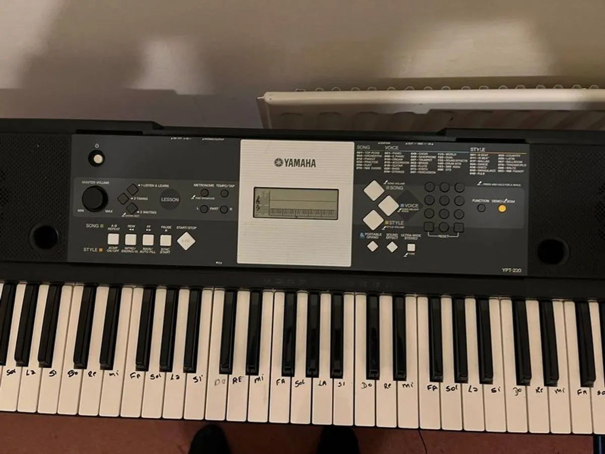 Yamaha PSR-F51 Keyboard with Stand - Excellent Condition - Image 3