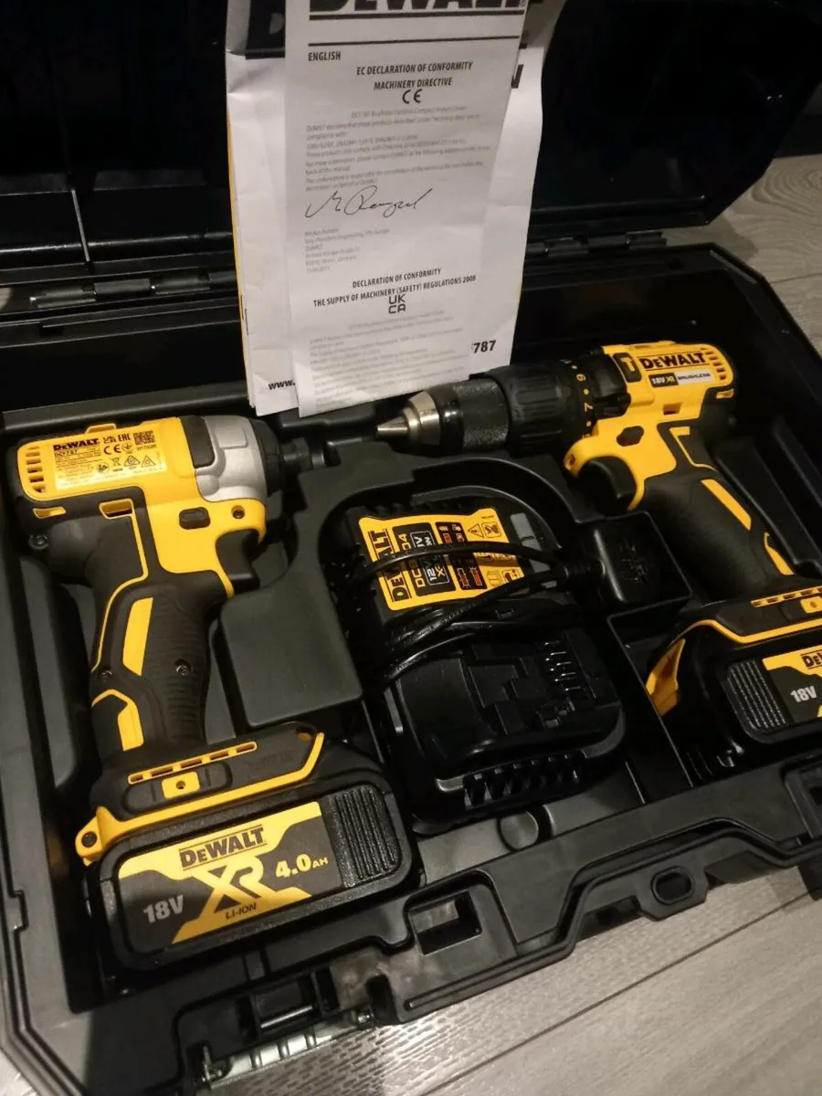 Dewalt impact driver and drill set - Image 1
