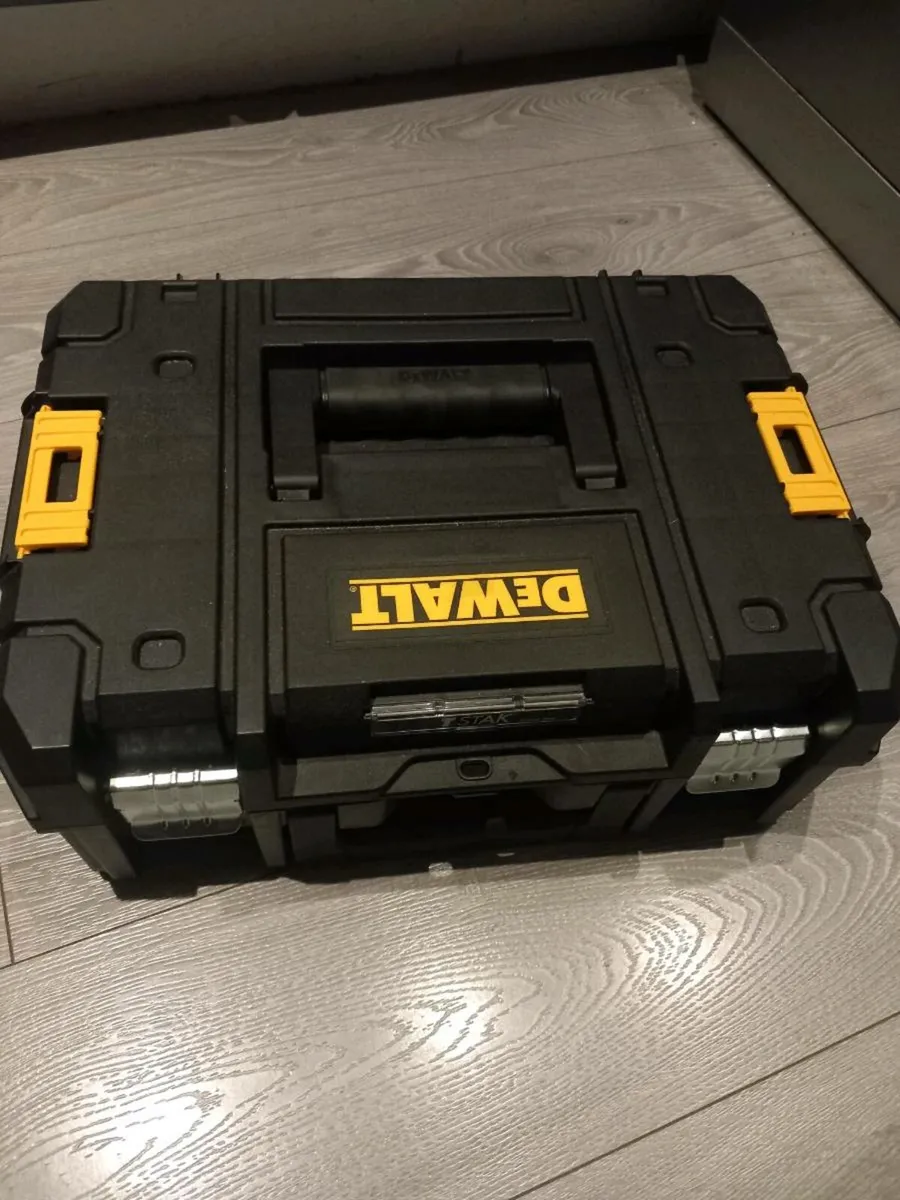 Dewalt impact driver and drill set - Image 2