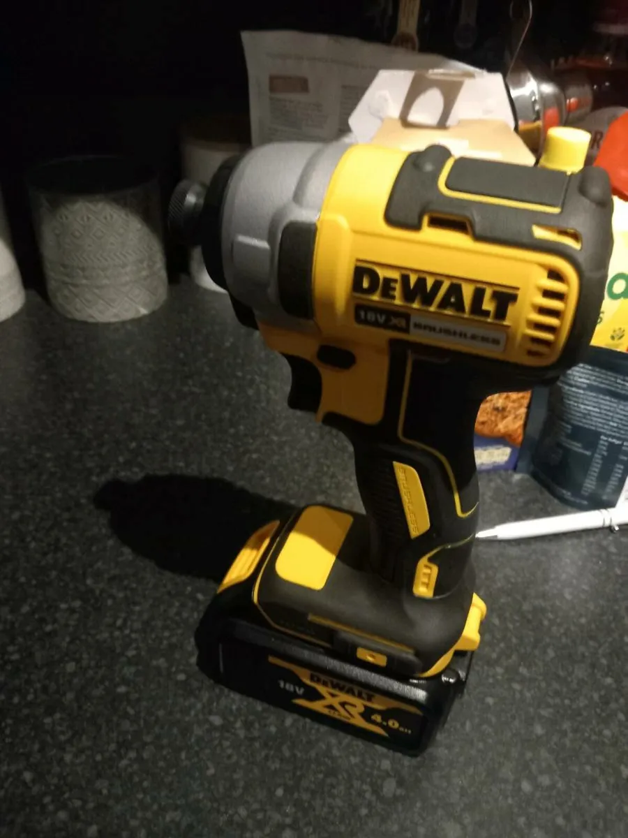 Dewalt impact driver and drill set - Image 3