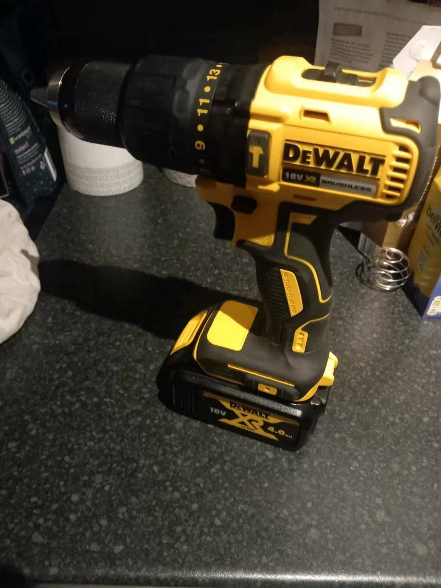 Dewalt impact driver and drill set - Image 4