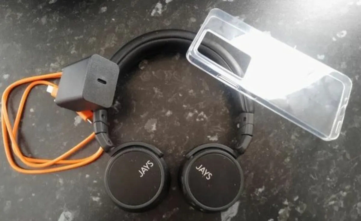 realme c75 + fast charger + wireless headphones - Image 3