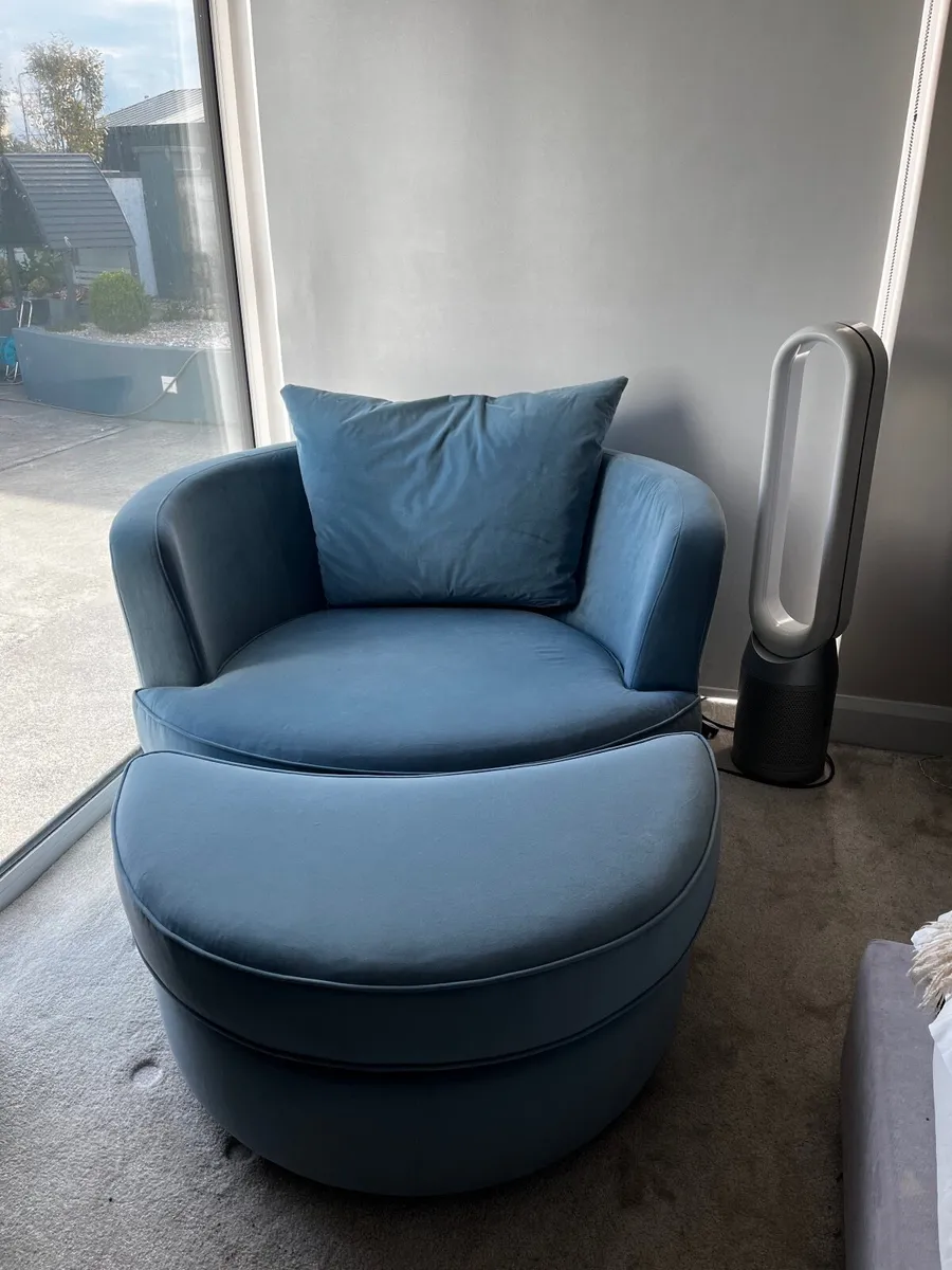 Velvet Swivel armchair with foot rest - Image 1