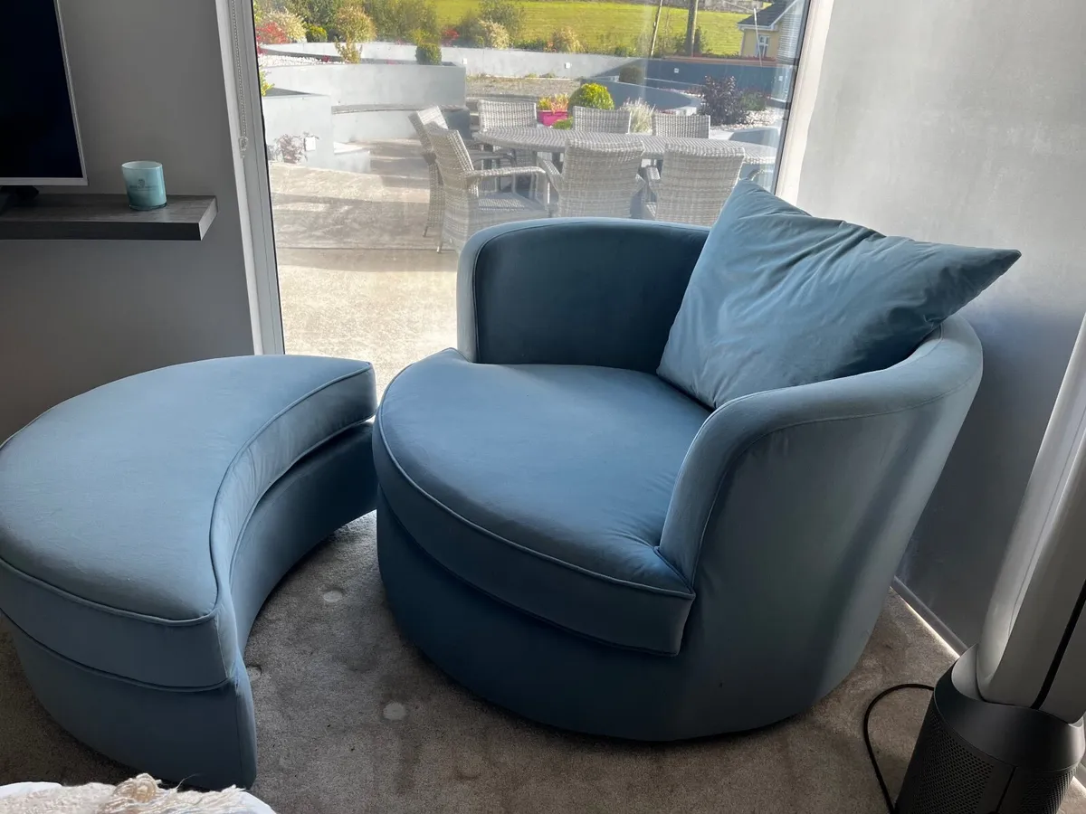 Velvet Swivel armchair with foot rest - Image 2