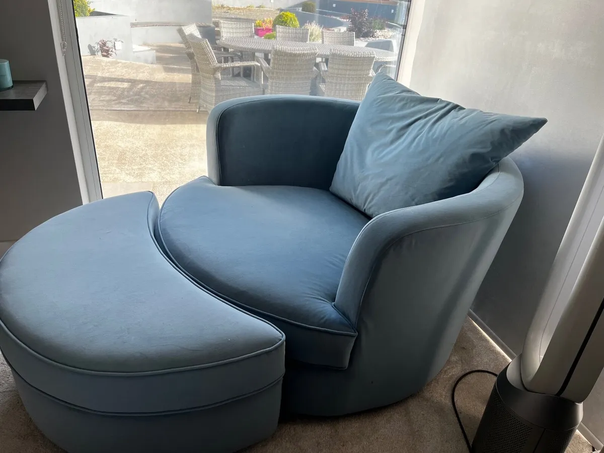 Velvet Swivel armchair with foot rest - Image 3