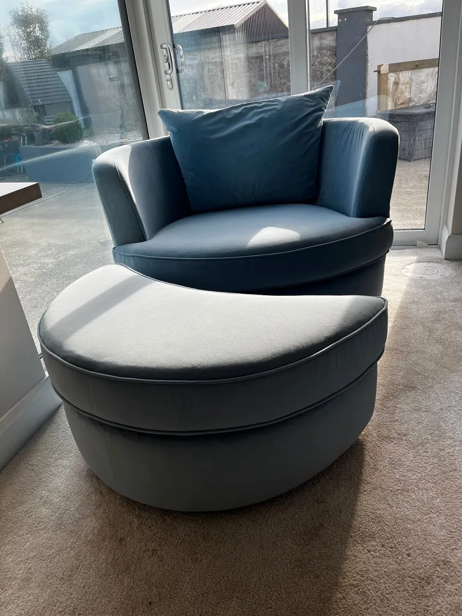 Velvet Swivel armchair with foot rest - Image 4