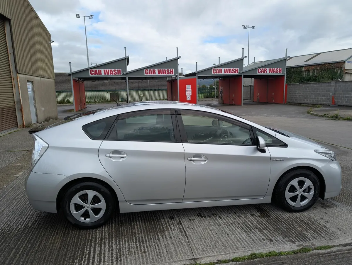 Toyota Prius 2014 - Image 2