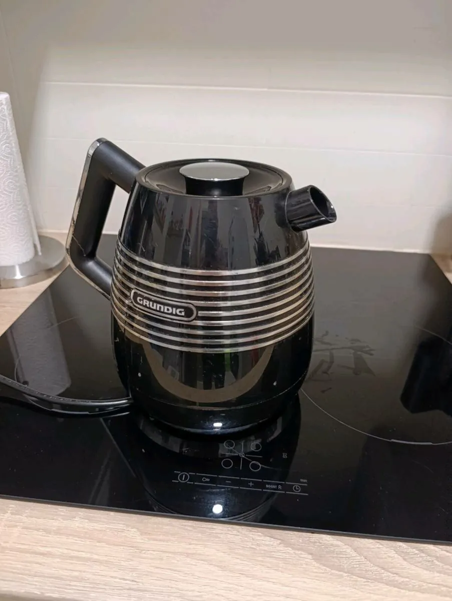 Kettle and microwave - Image 1