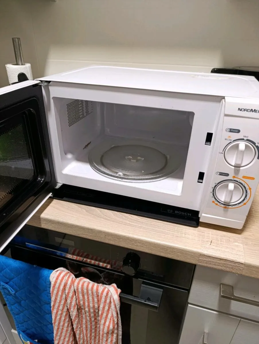 Kettle and microwave - Image 3