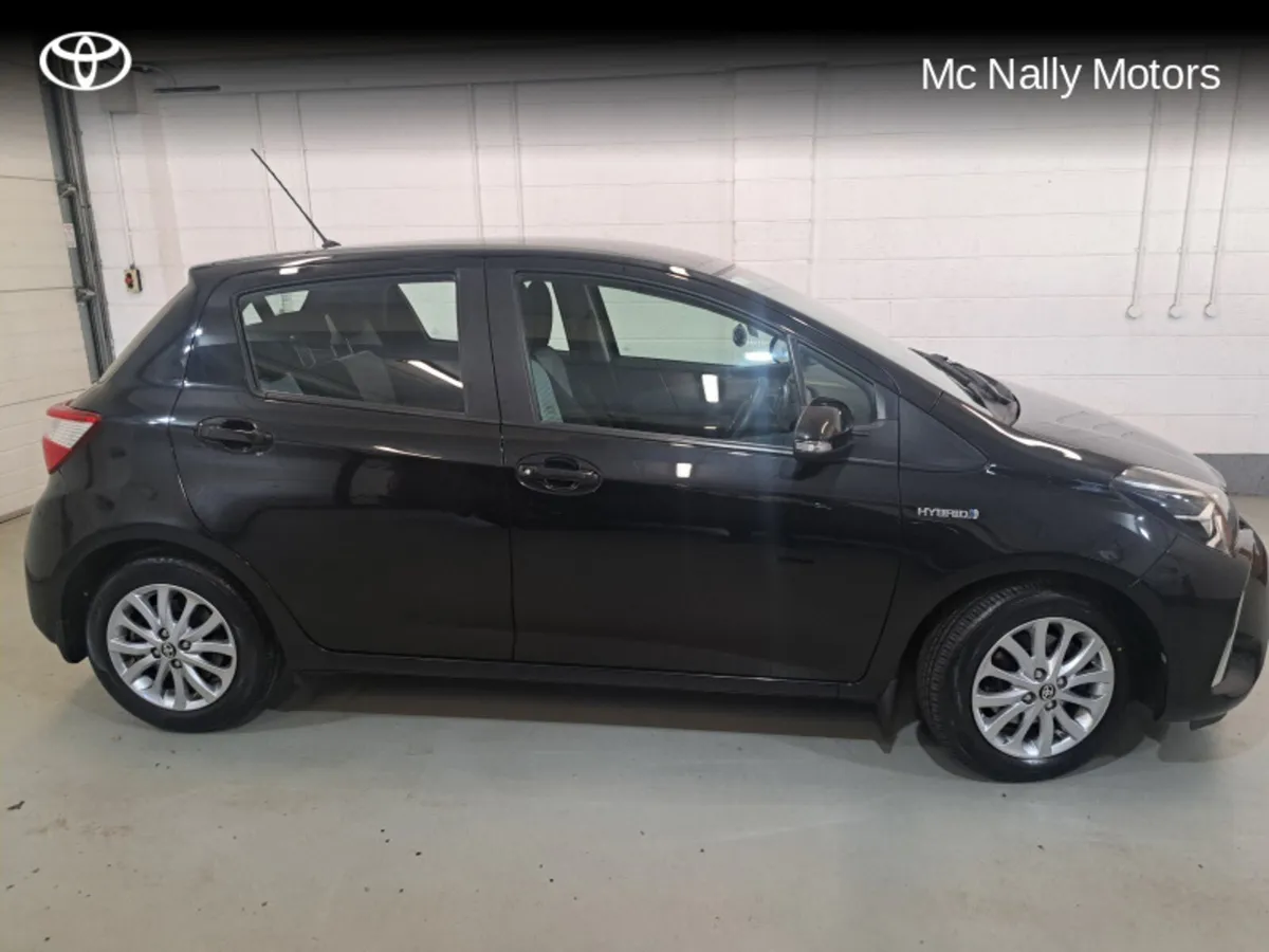 Toyota Yaris HYBRID LUNA LOW KMS - Image 3