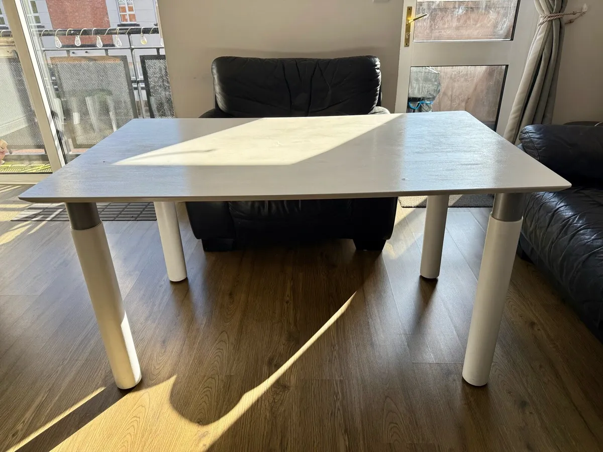 Solid wood table and four chairs - Image 3