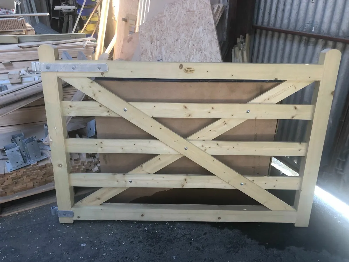 Timber Nutgrove gate- open both way hinges - Image 2
