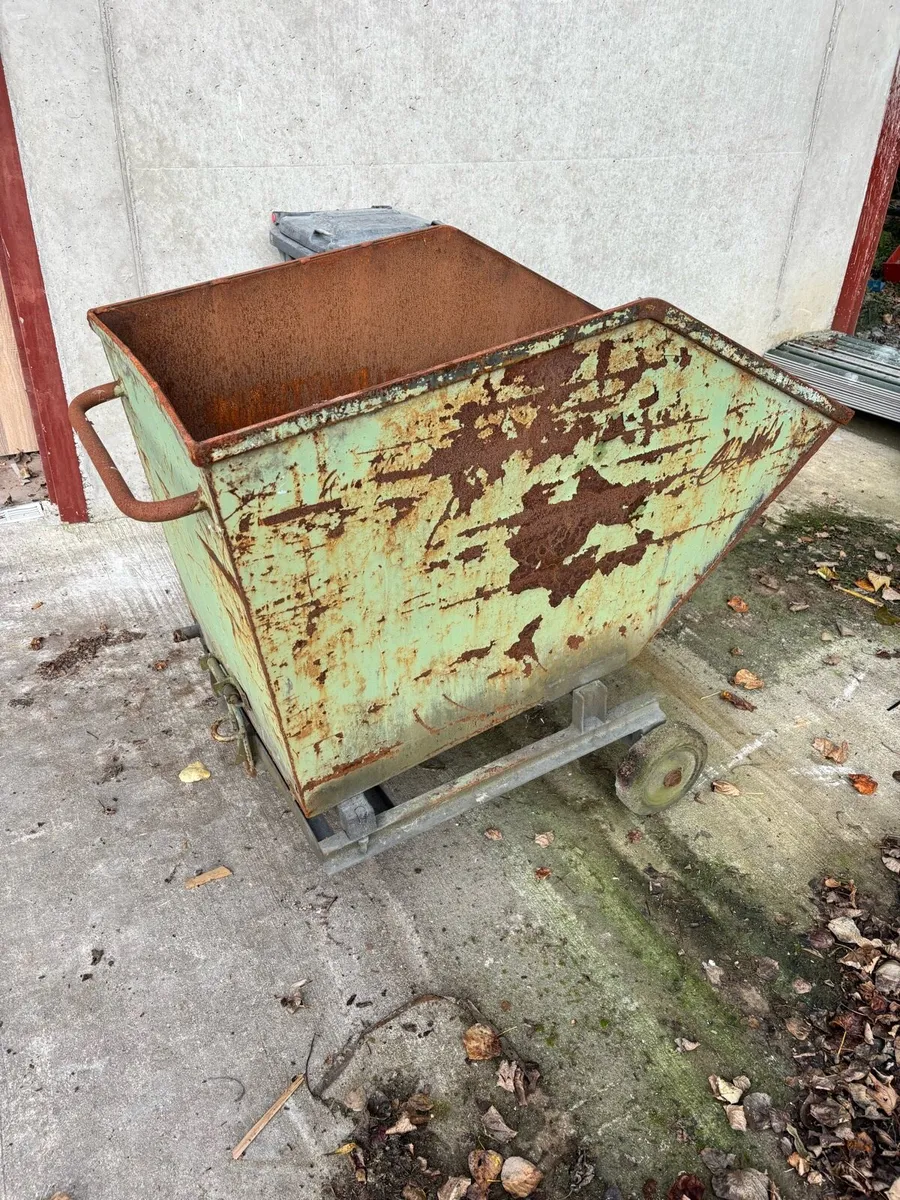 Forklift tipping skip - Image 1