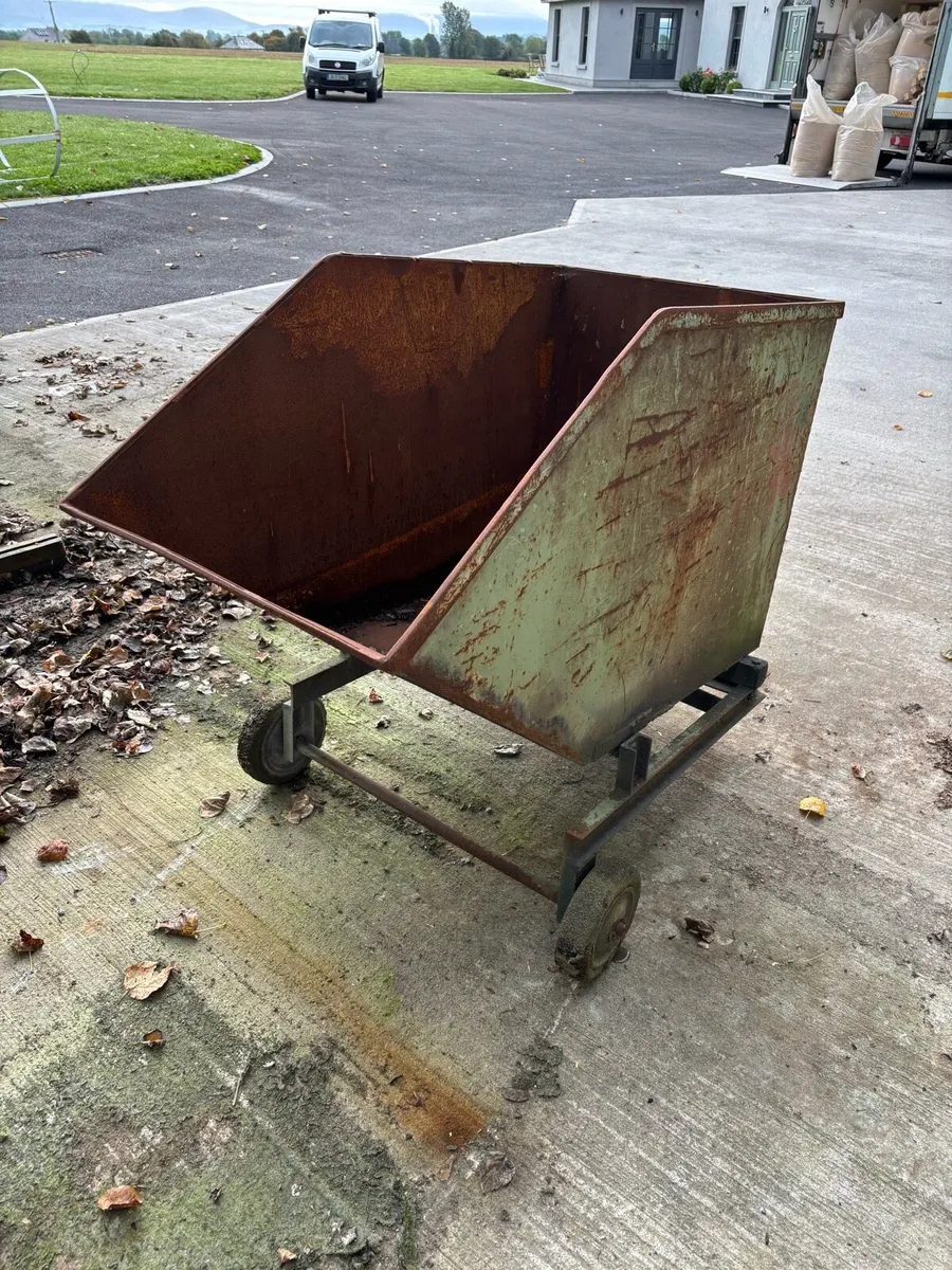 Forklift tipping skip - Image 2