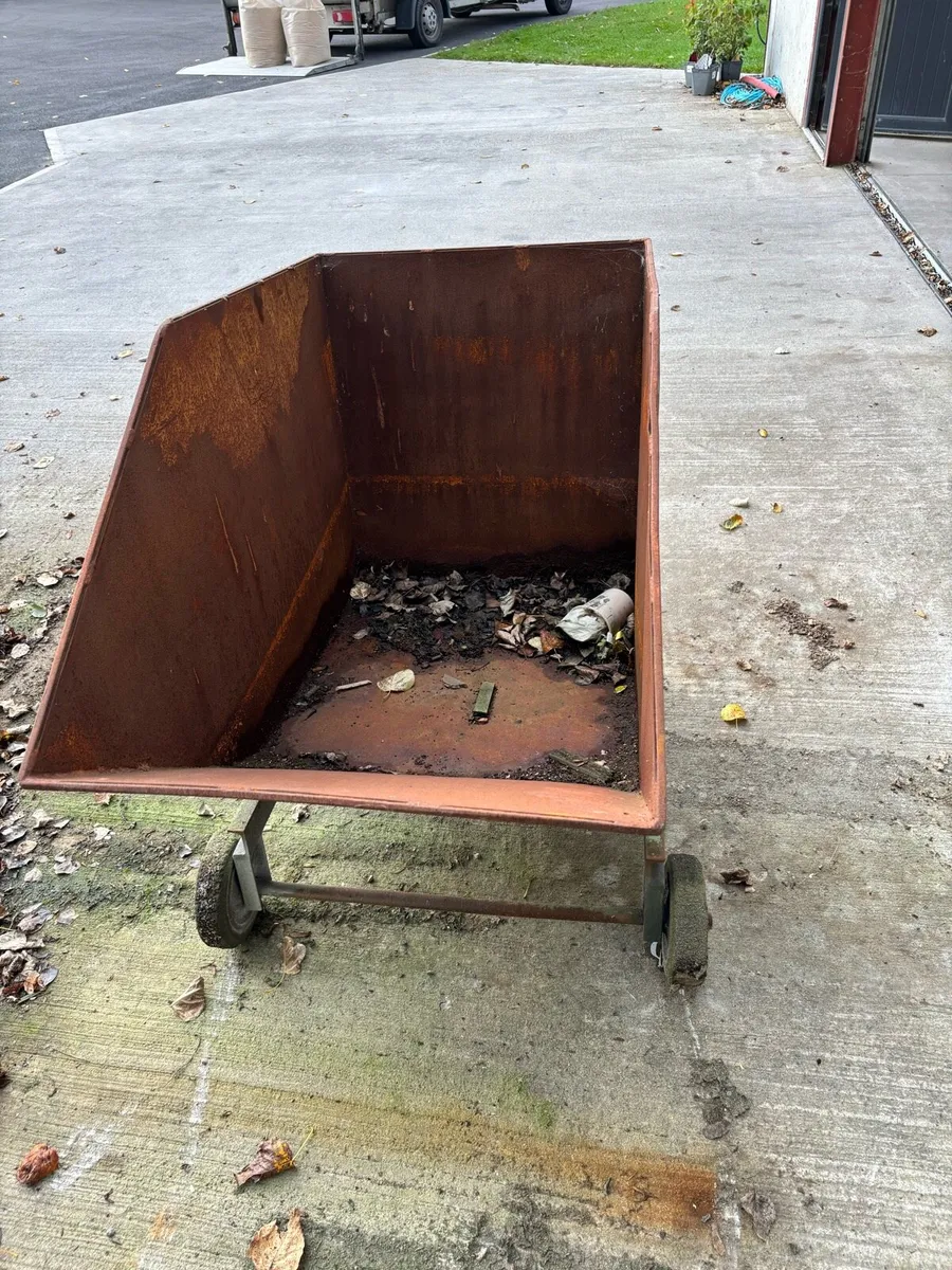 Forklift tipping skip - Image 3