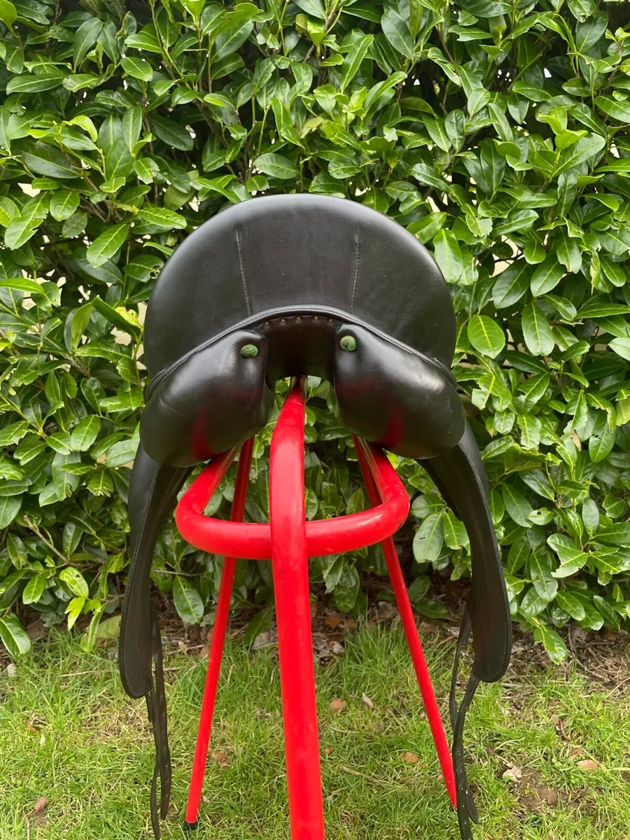 Black Devoucoux 17.5” Mendia Dressage Saddle - Image 4