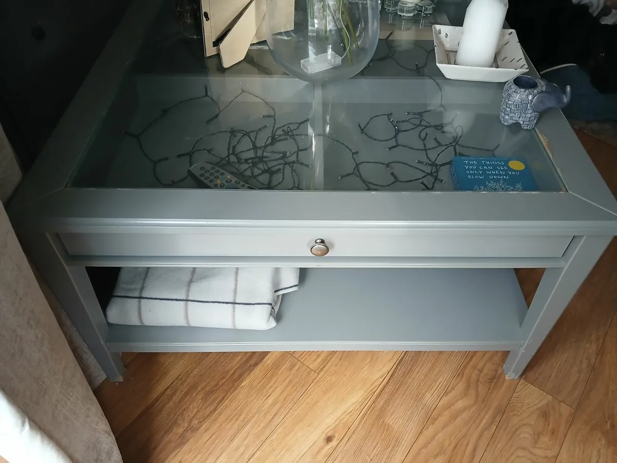 **free** Glass topped table - Image 1