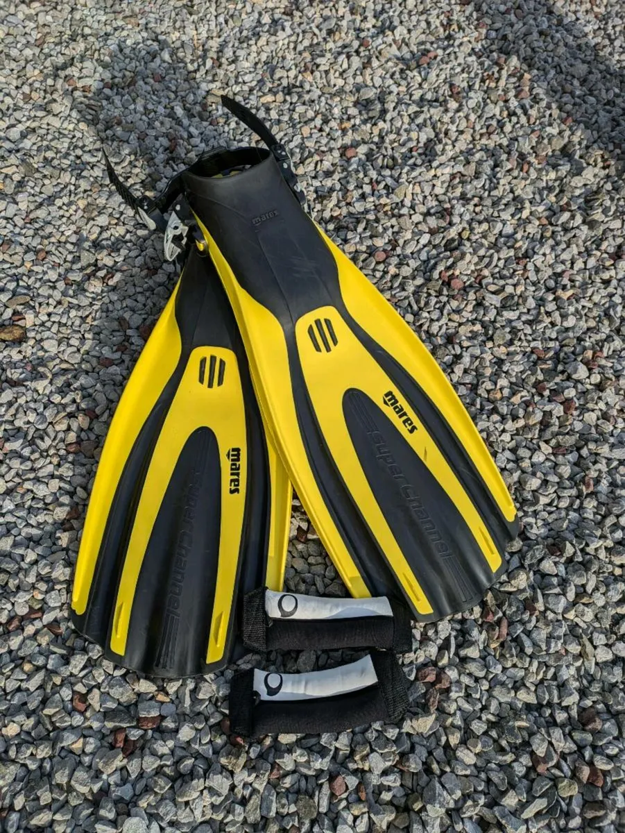 Dive gear (hood, gloves, fins) - Image 1