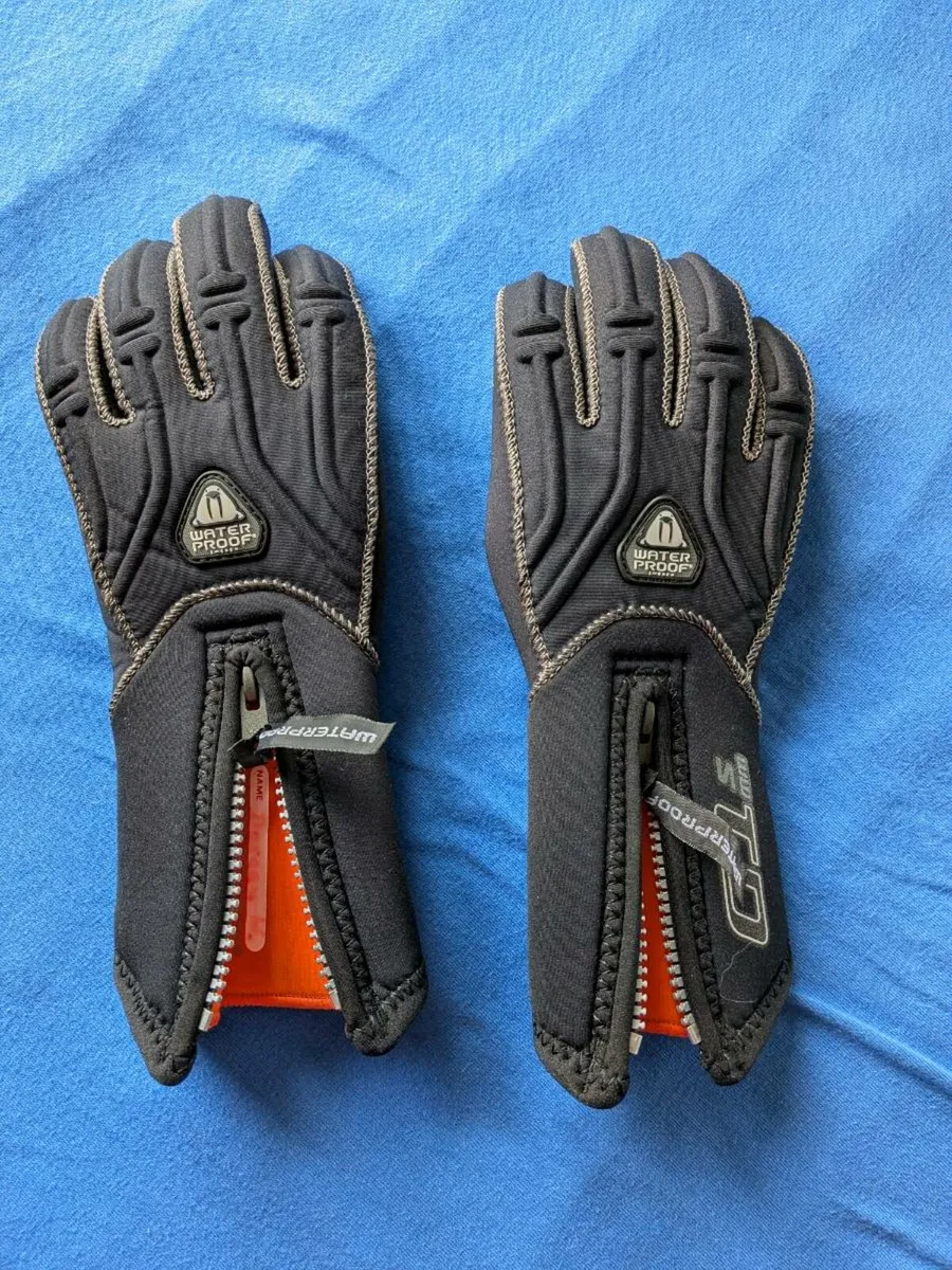 Dive gear (hood, gloves, fins) - Image 3