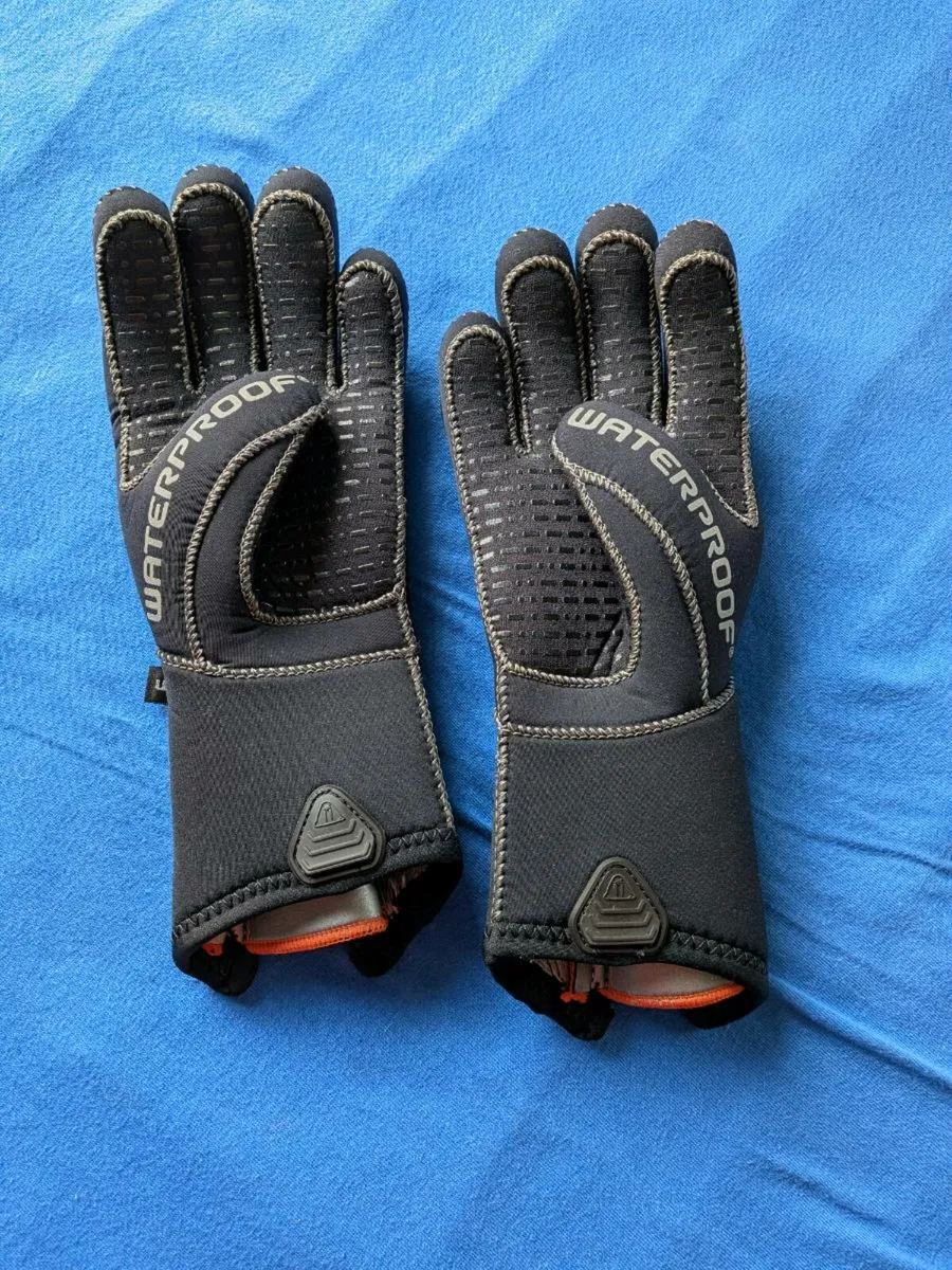 Dive gear (hood, gloves, fins) - Image 4
