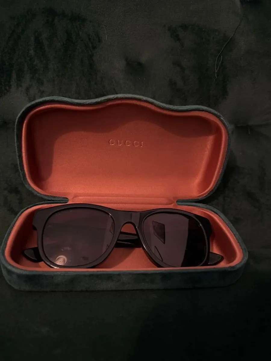 Gucci sun glasses - Image 4