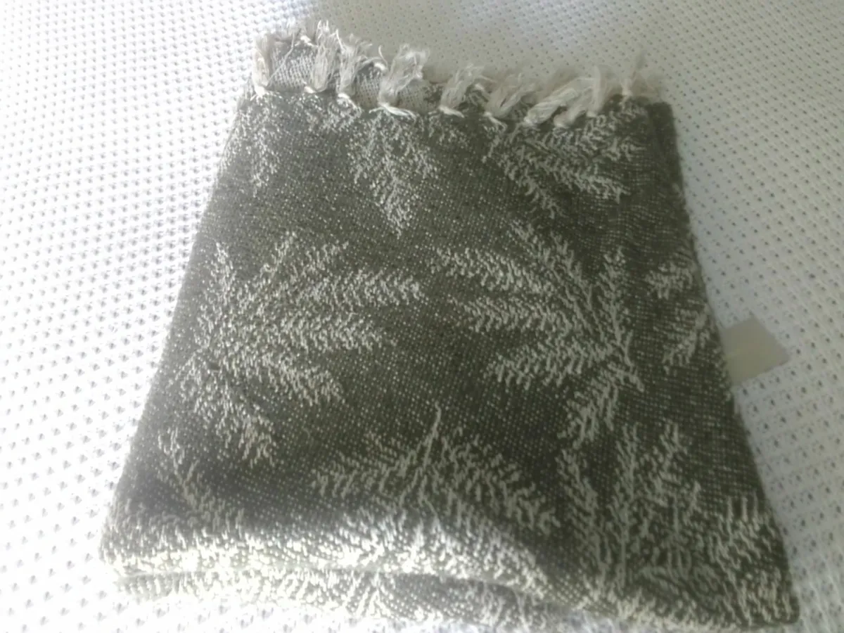 GREEN AND CREAM WOVEN  LARGE NATURAL THROW NEW - Image 1