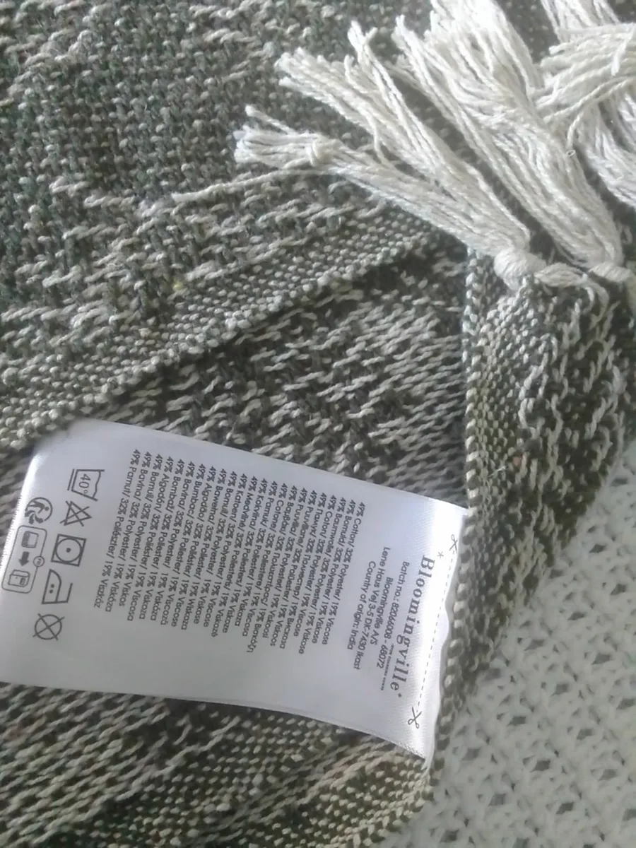 GREEN AND CREAM WOVEN  LARGE NATURAL THROW NEW - Image 3