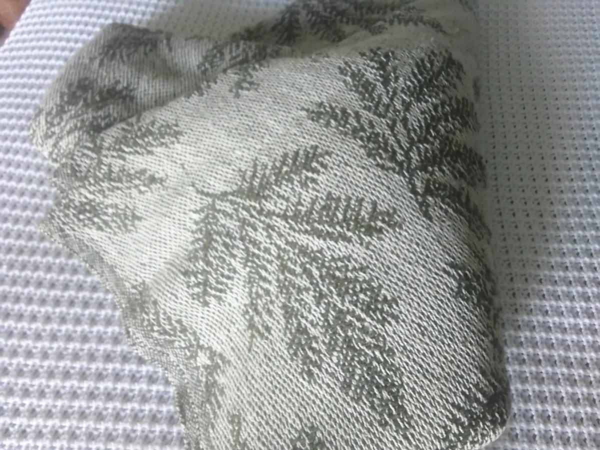 GREEN AND CREAM WOVEN  LARGE NATURAL THROW NEW - Image 4