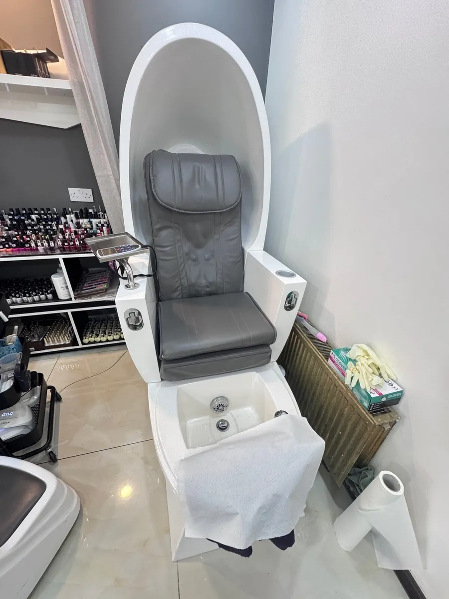 Pedicure massage chairs - Image 1