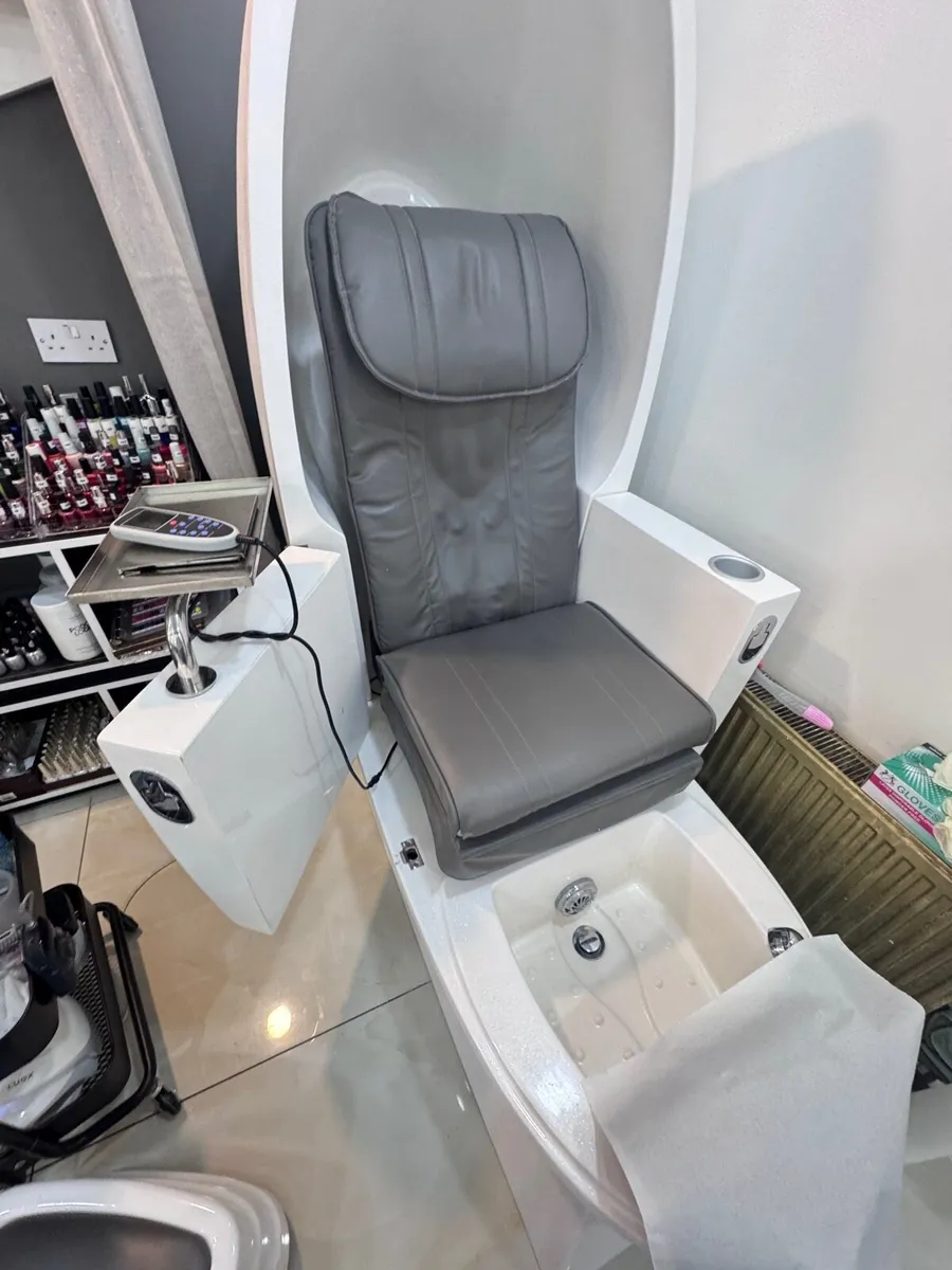 Pedicure massage chairs - Image 3