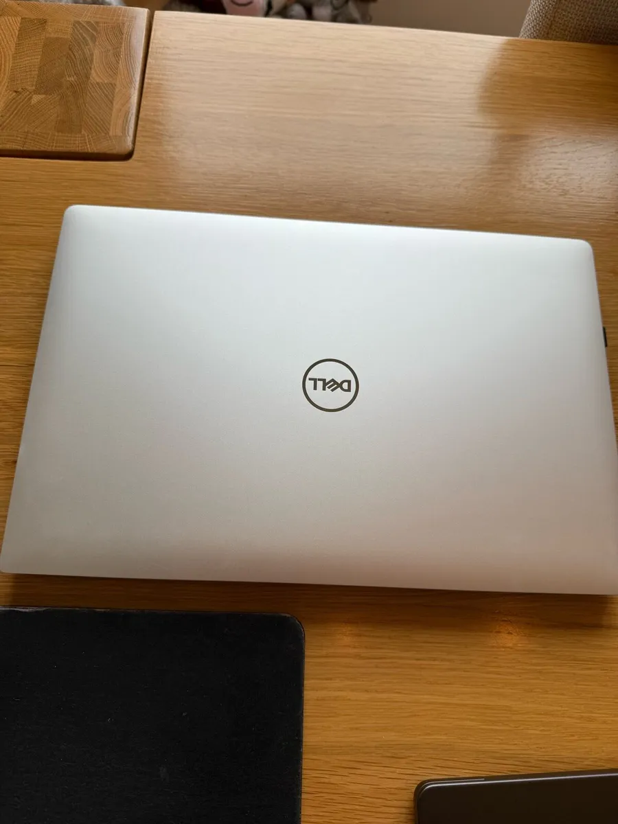 Dell XPS 15 7590 laptop - Image 2