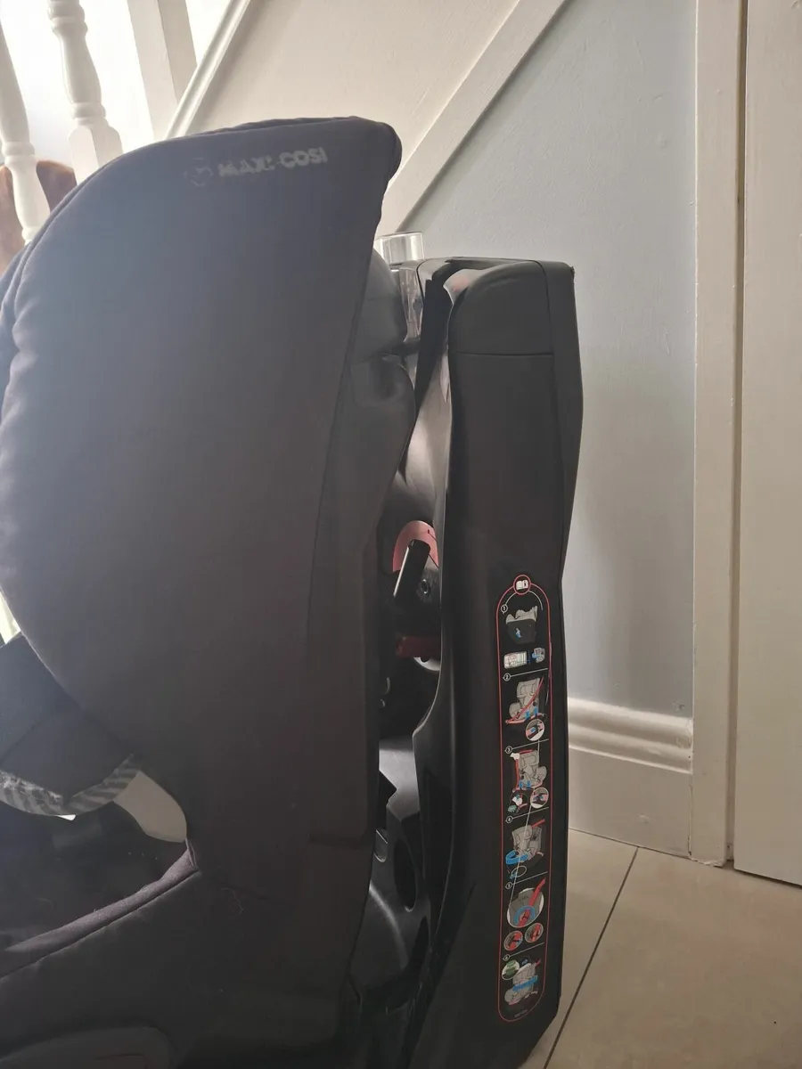Maxi cosi swivel car seat - Image 1