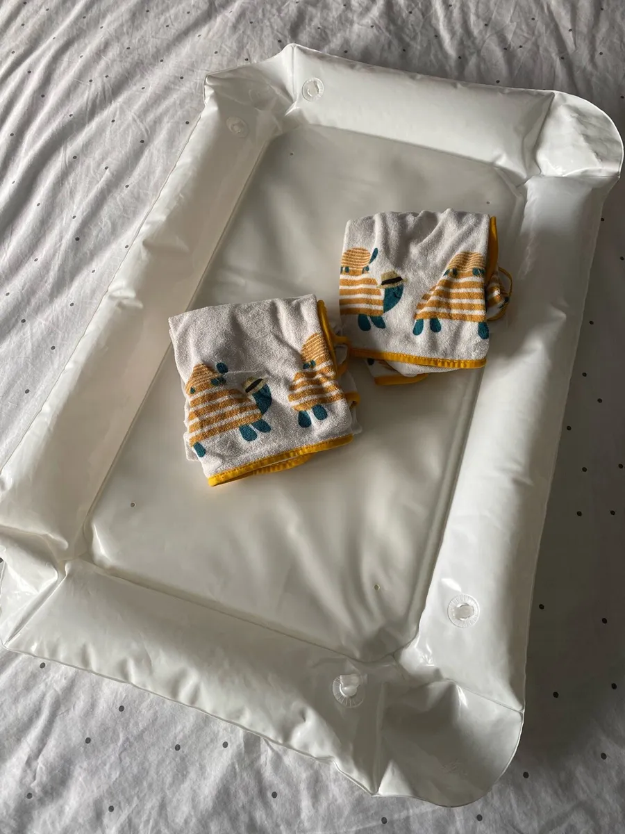 Baby changing mat & covers - Image 1