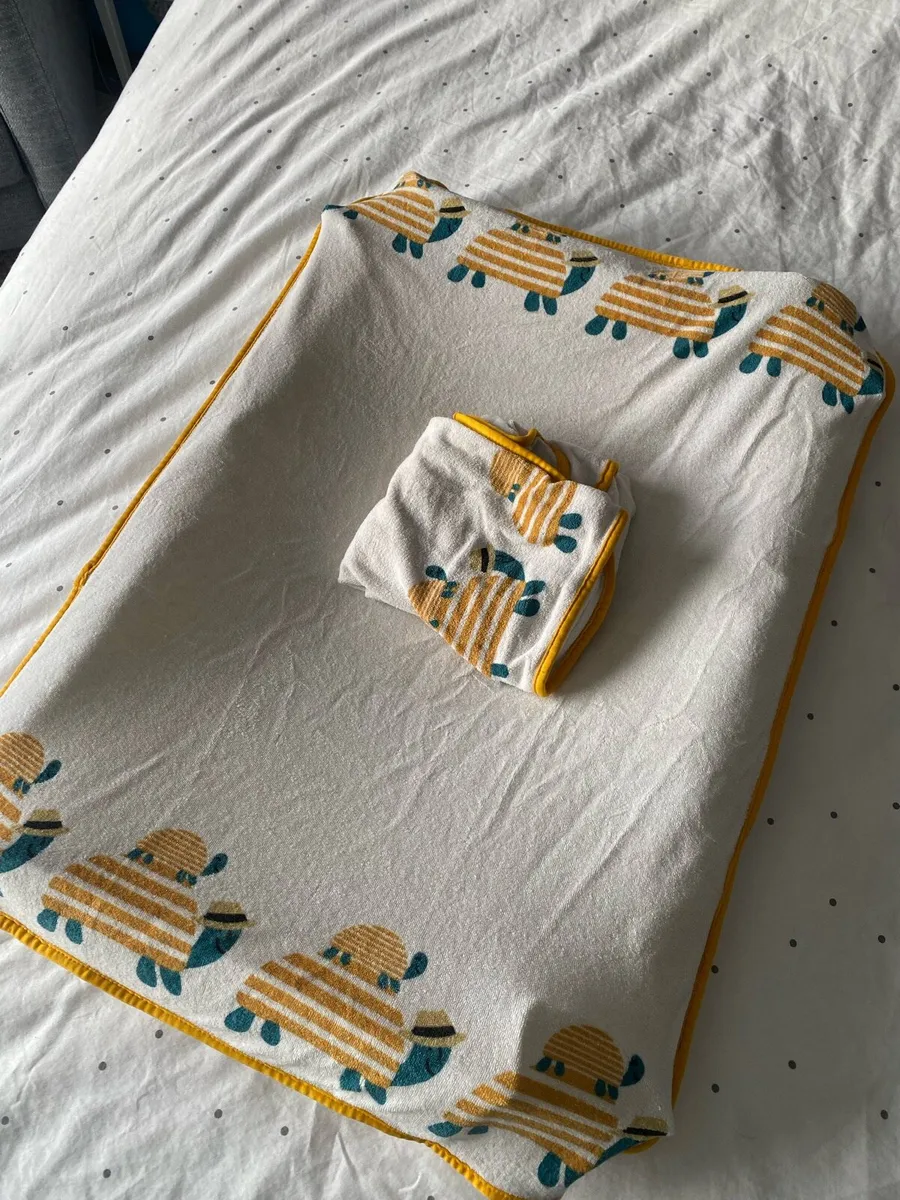 Baby changing mat & covers - Image 2