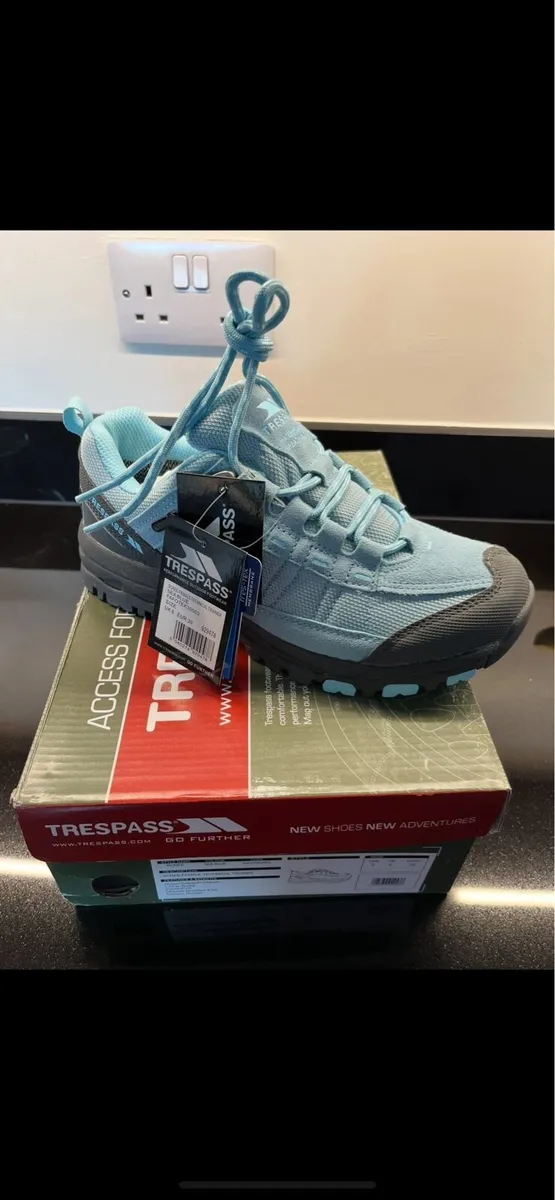 Hiking shoes - Image 1