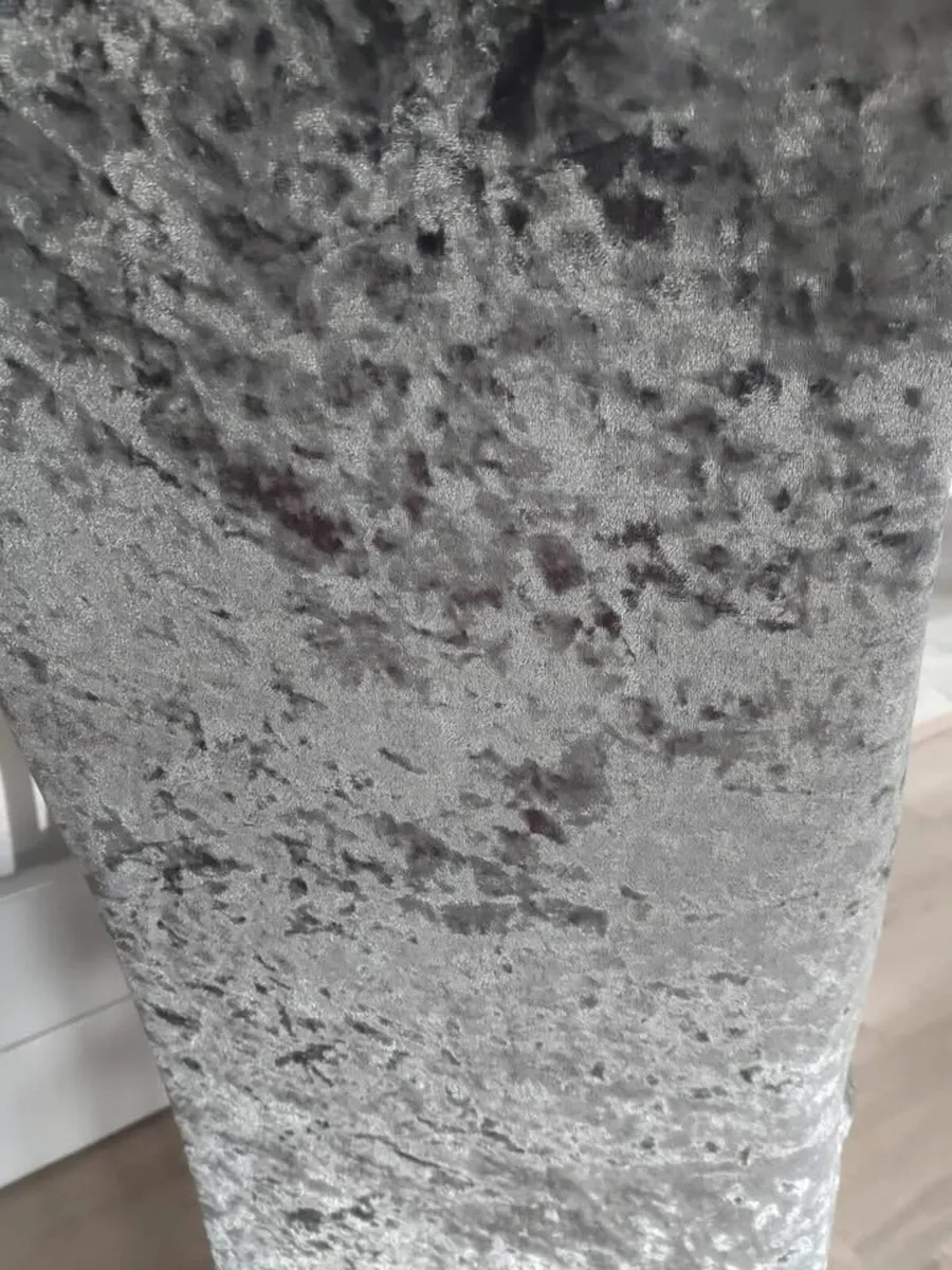 Grey or champagne velvet look chair covers 14 euro - Image 3