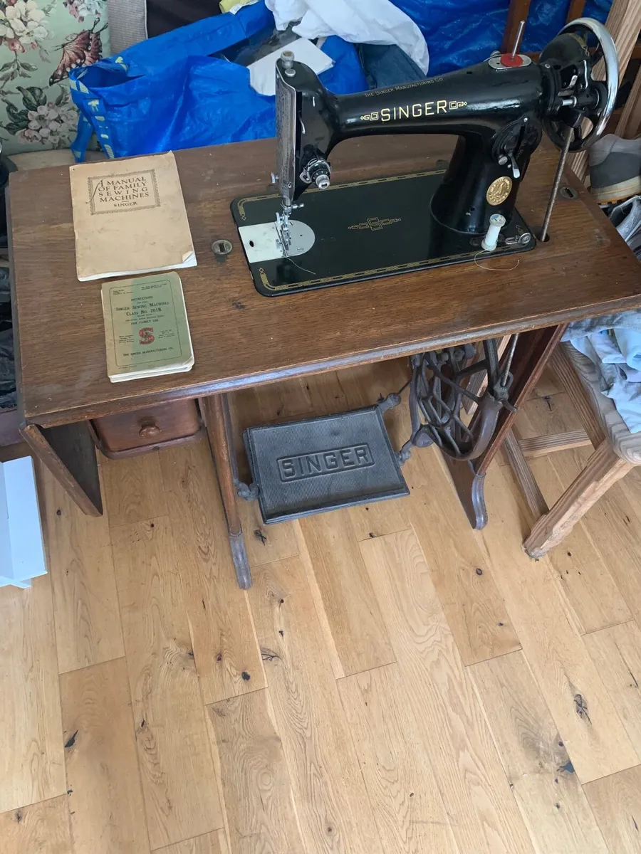 Singer sewing machine - Image 1