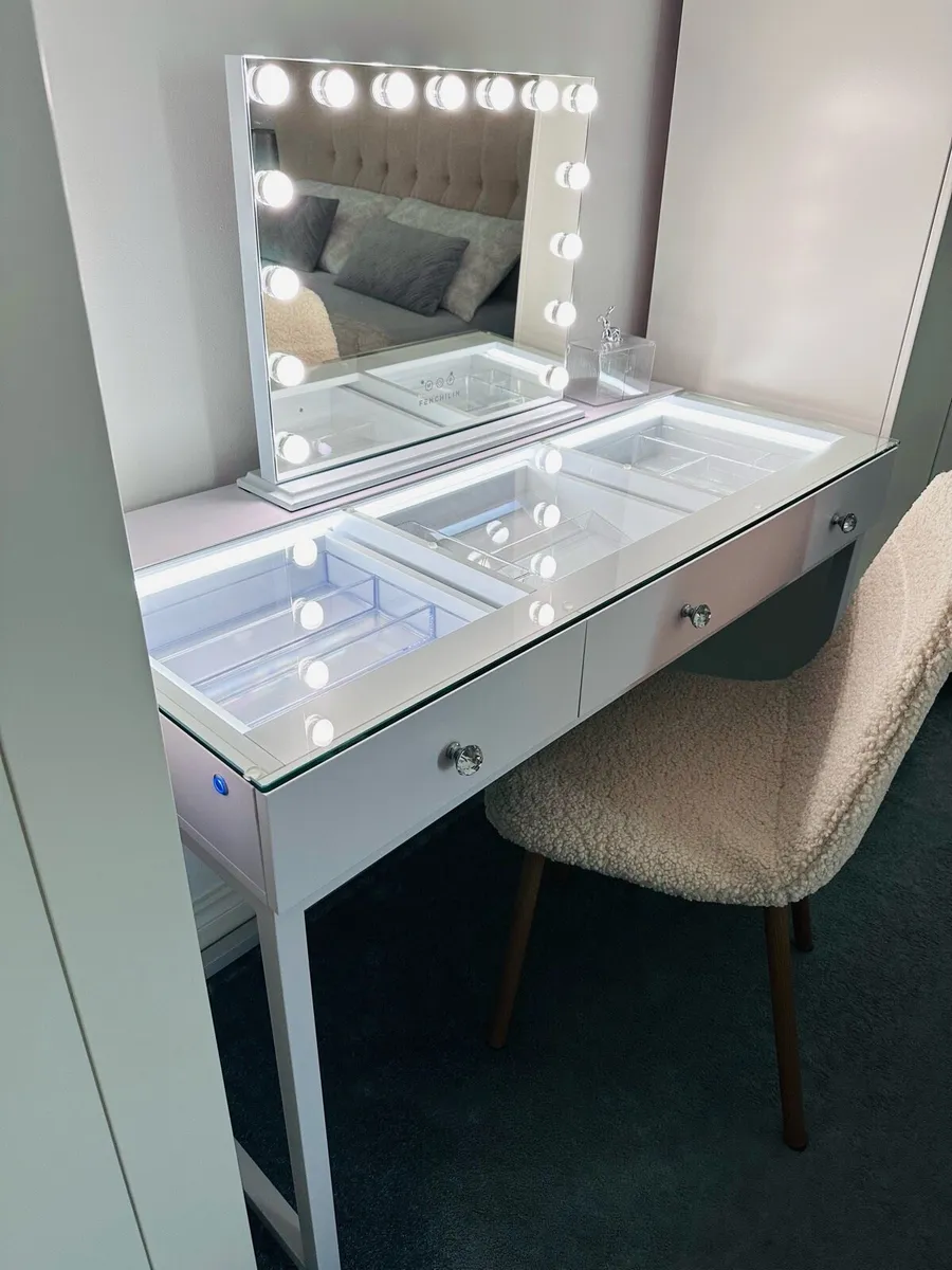 Hollywood dressing table and mirror - Image 1