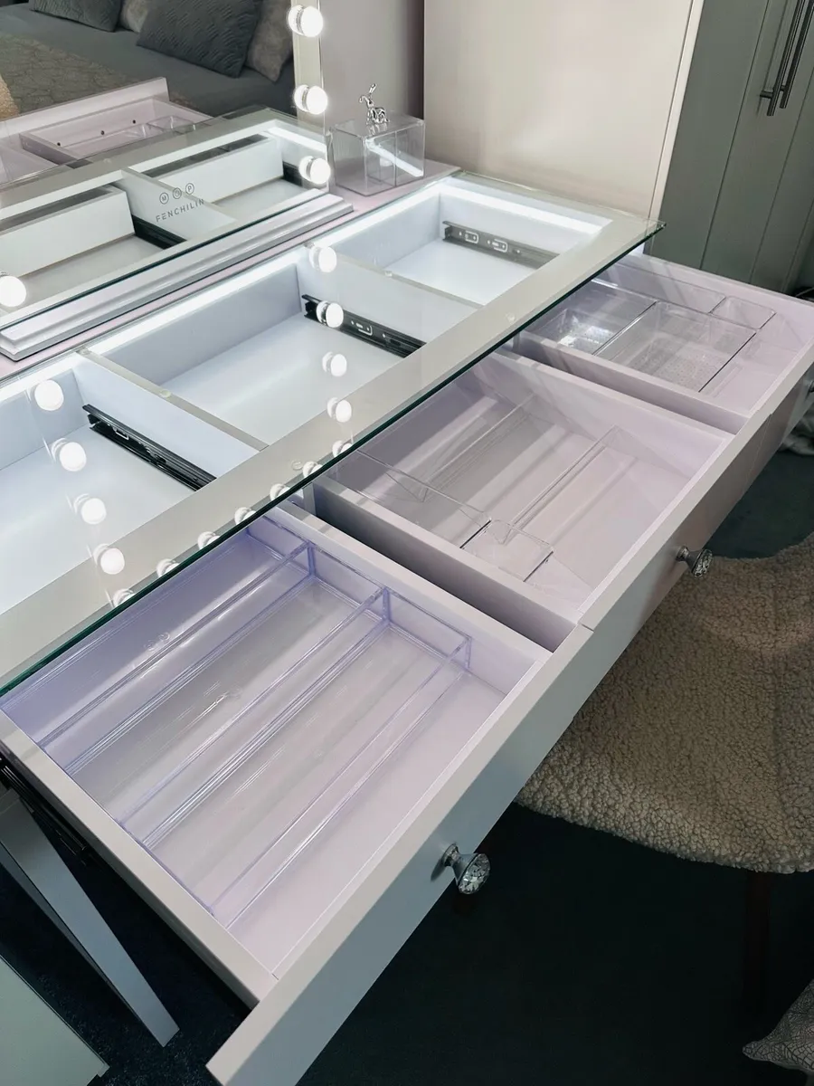 Hollywood dressing table and mirror - Image 3