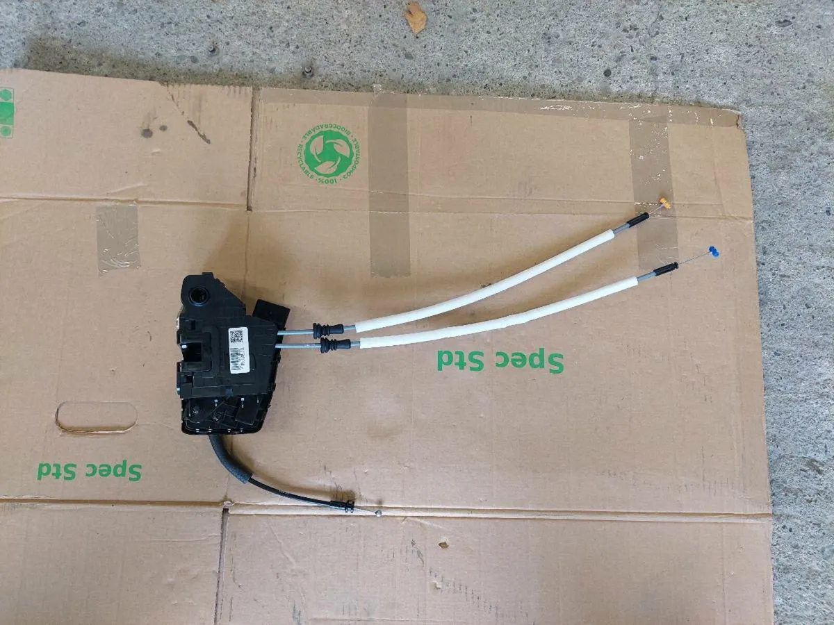 GENUINE NEW HYUNDAI TUCSON DOOR LOCKS - Image 1