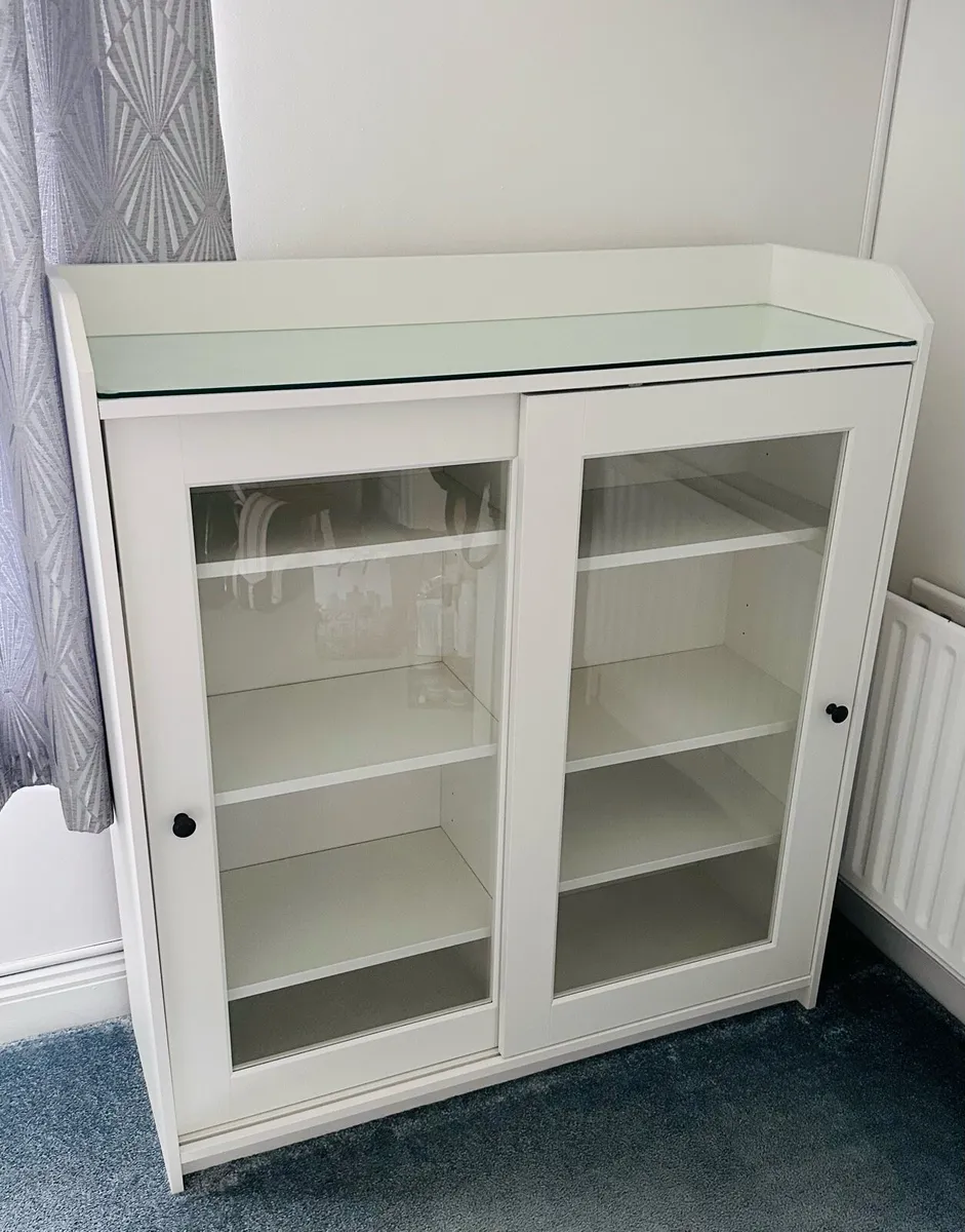 Glass door cabinet €120 - Image 1