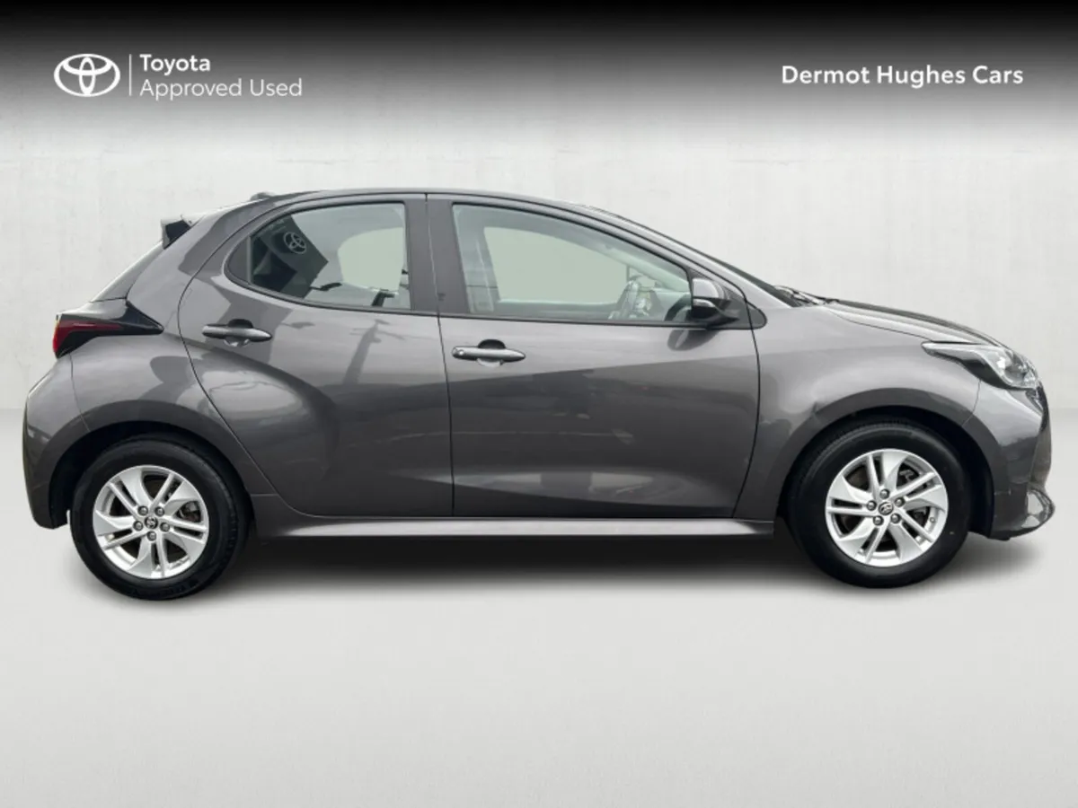 Toyota Yaris HYBRID LUNA AUTO - Image 3