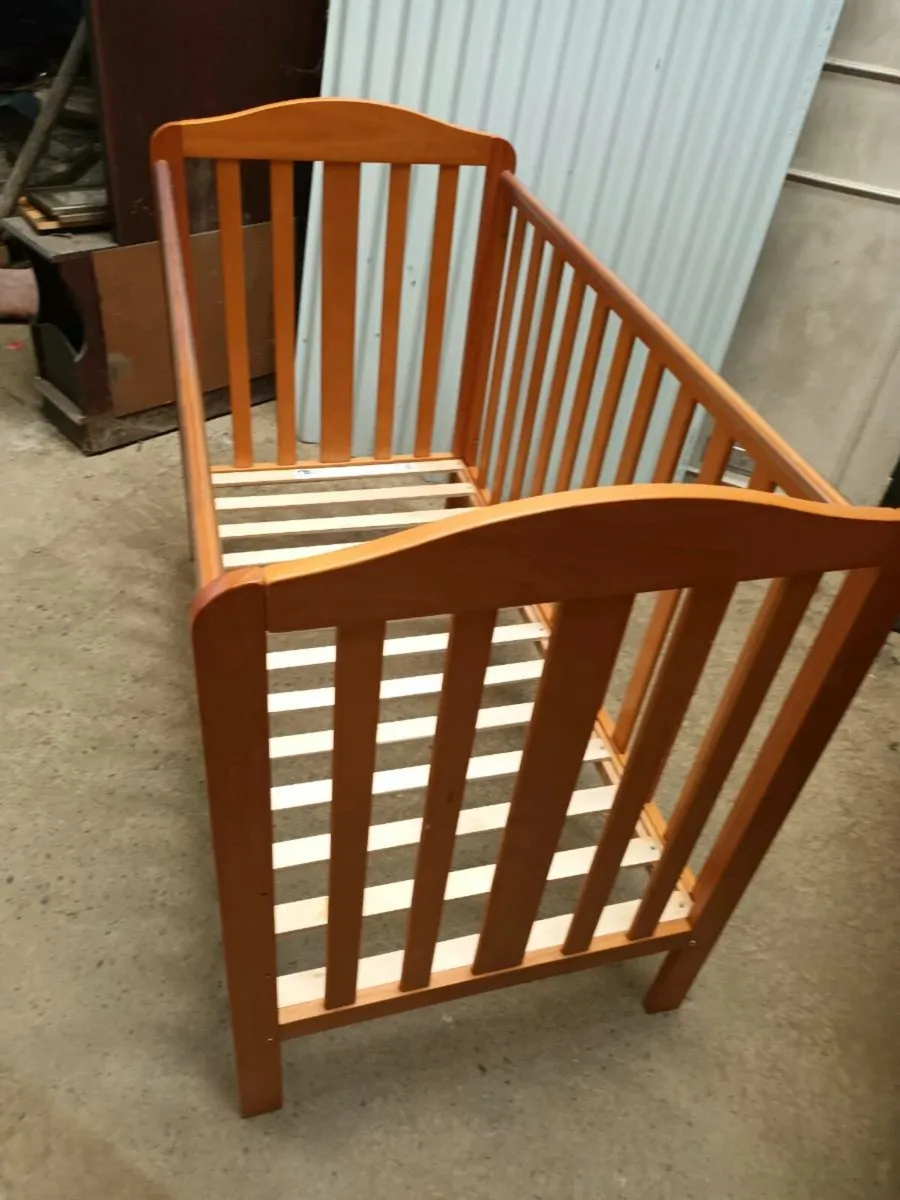 Baby's Cot - Image 3