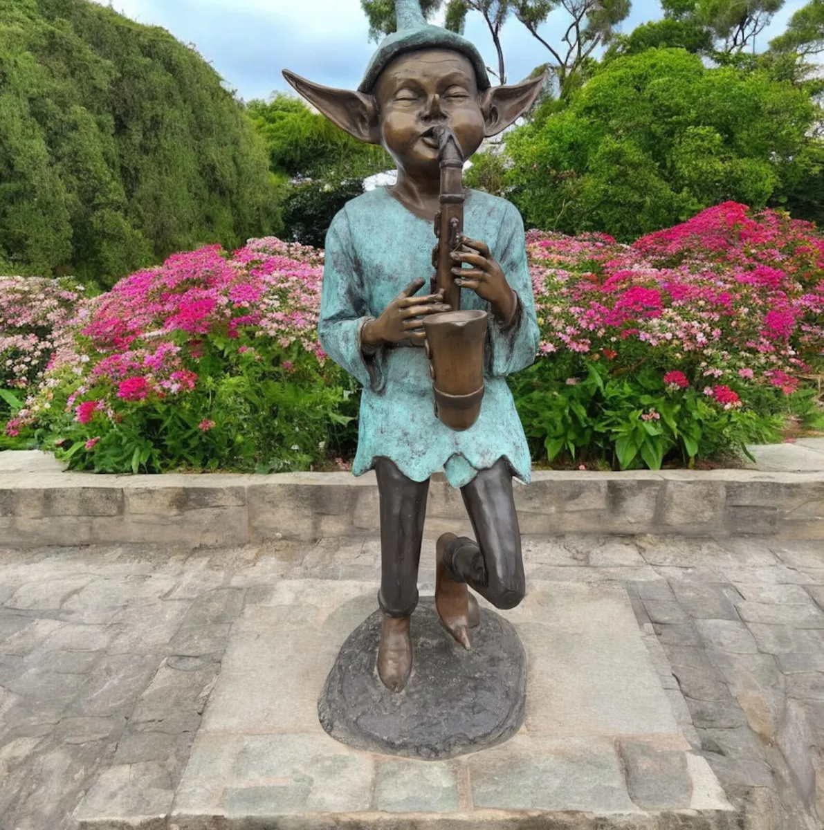 Bronze pixie playing saxophone - Image 1