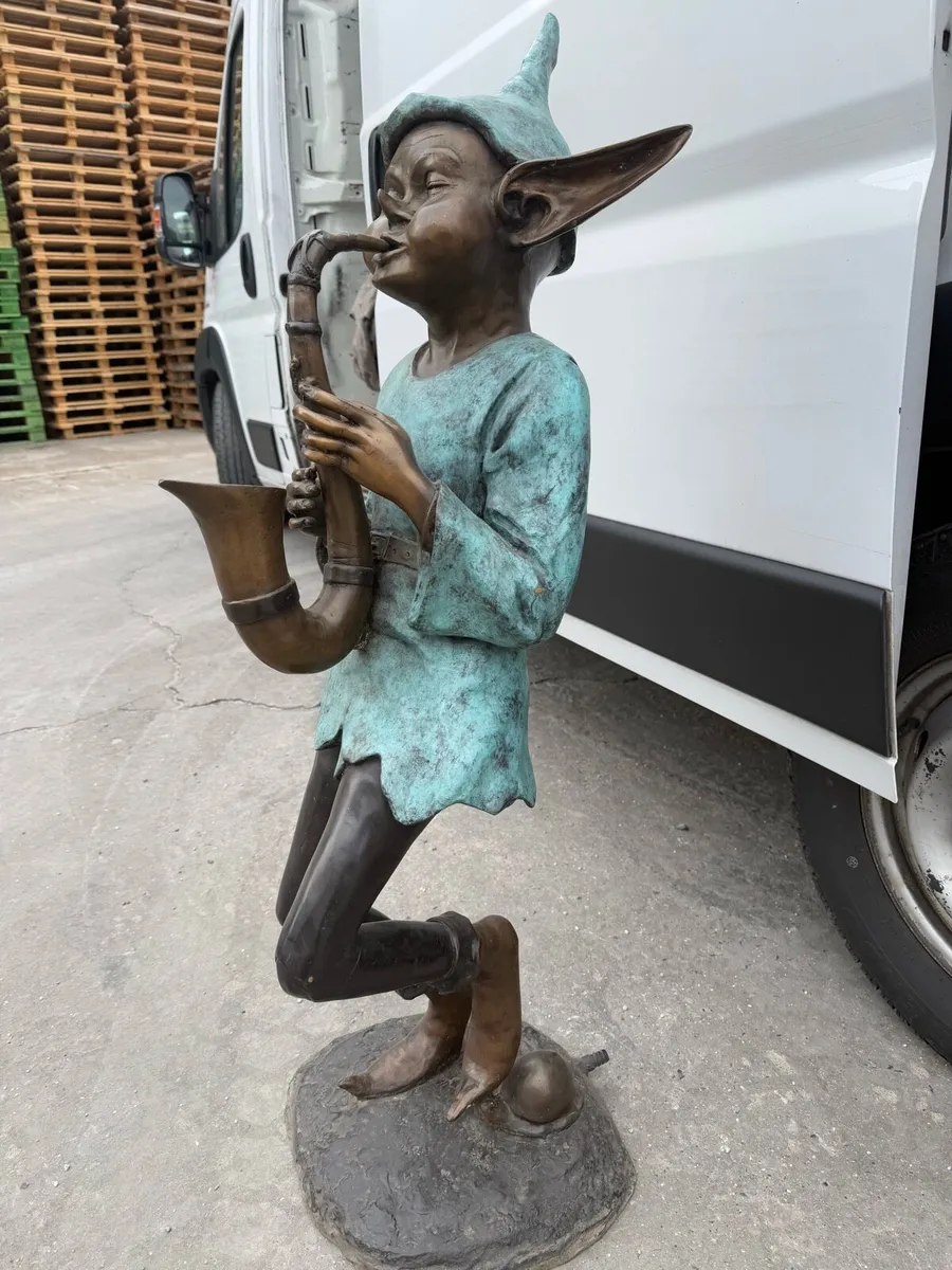 Bronze pixie playing saxophone - Image 2