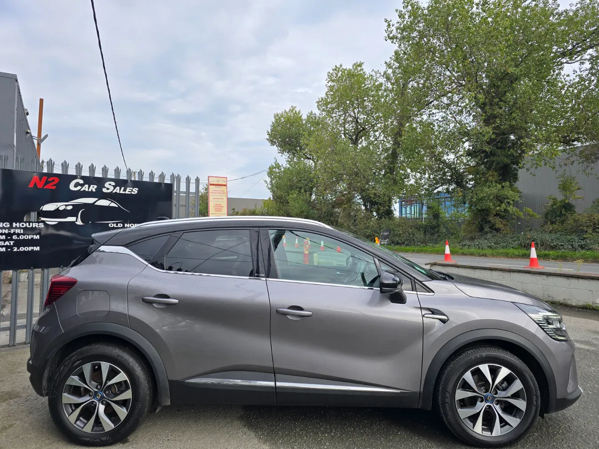 212  Renault Capture Plug in Hybrid, LOW MILES - Image 3
