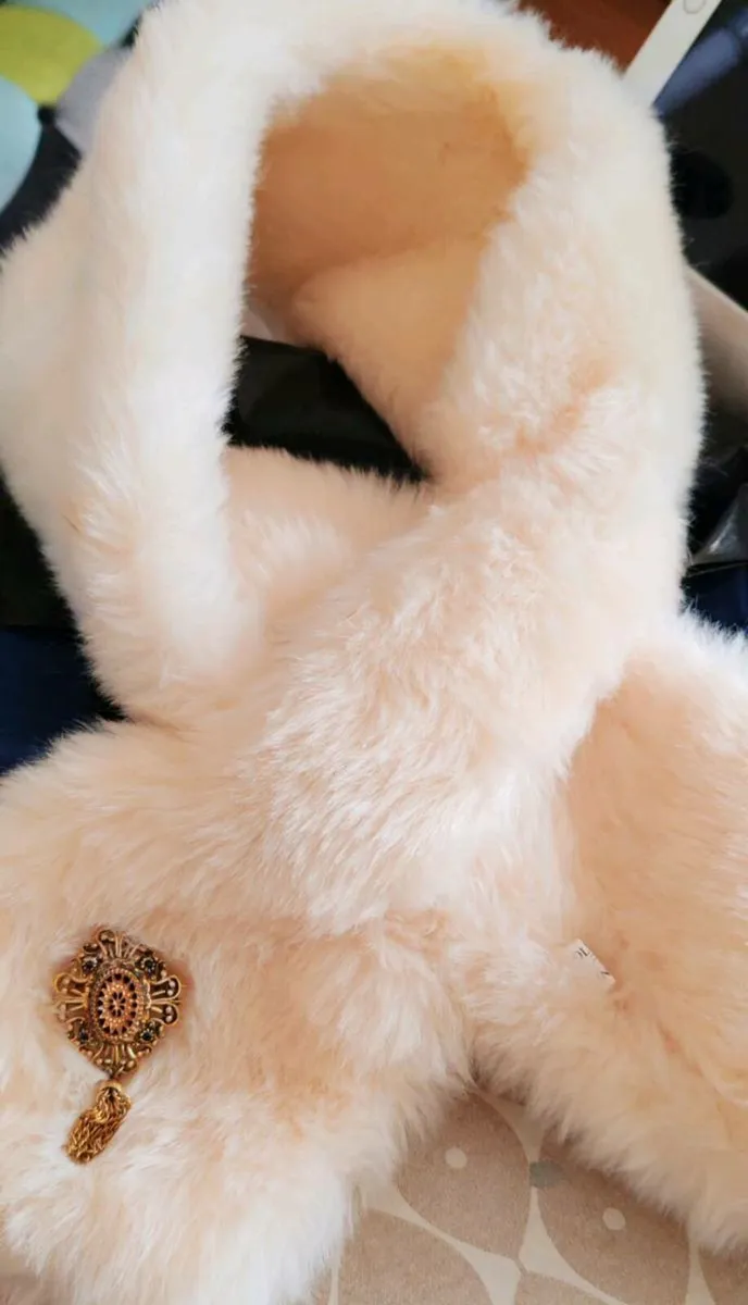 Faux fur stole and retro brooch - Image 1