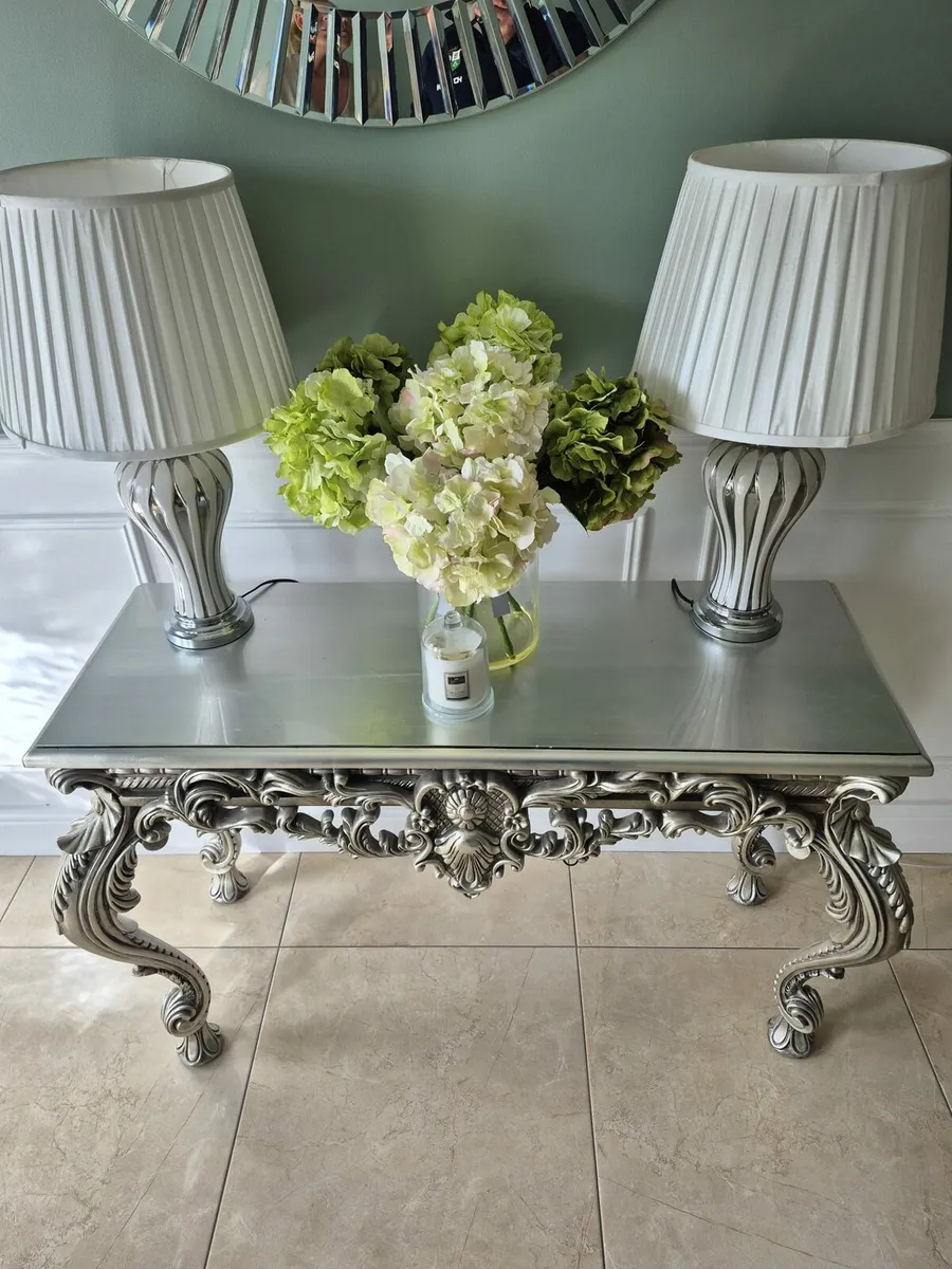 Console table with lamps - Image 1